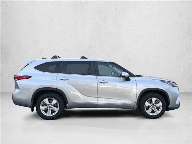 Used 2023 Toyota Highlander LE FWD image 4