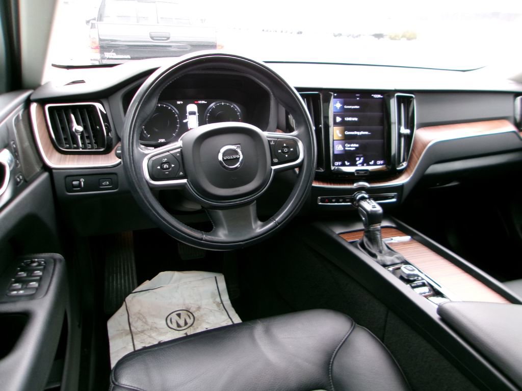 Used 2021 Volvo XC60 T5 Momentum w/ Premium Package image 11