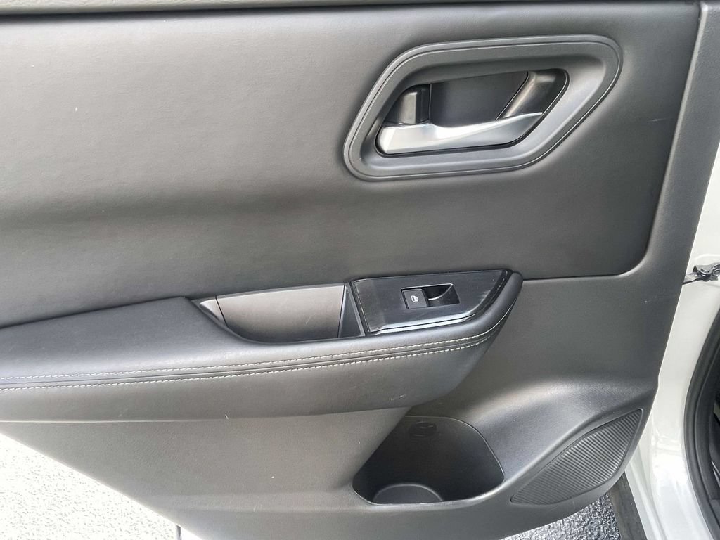 Used 2025 Nissan Rogue SV FWD image 16
