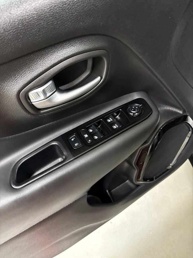 Used 2020 Jeep Renegade Altitude FWD image 17