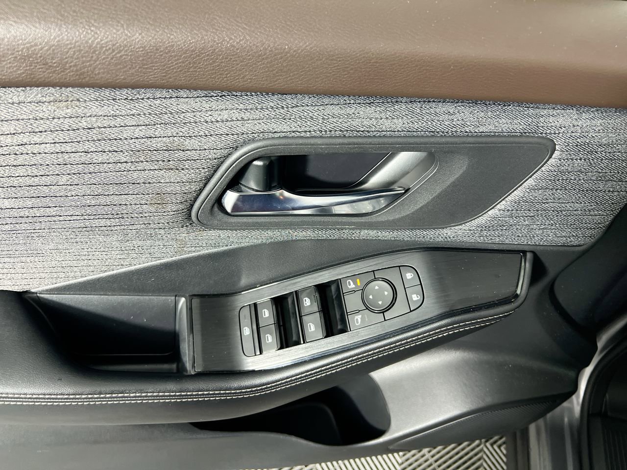 Used 2022 Nissan Rogue SV FWD image 13