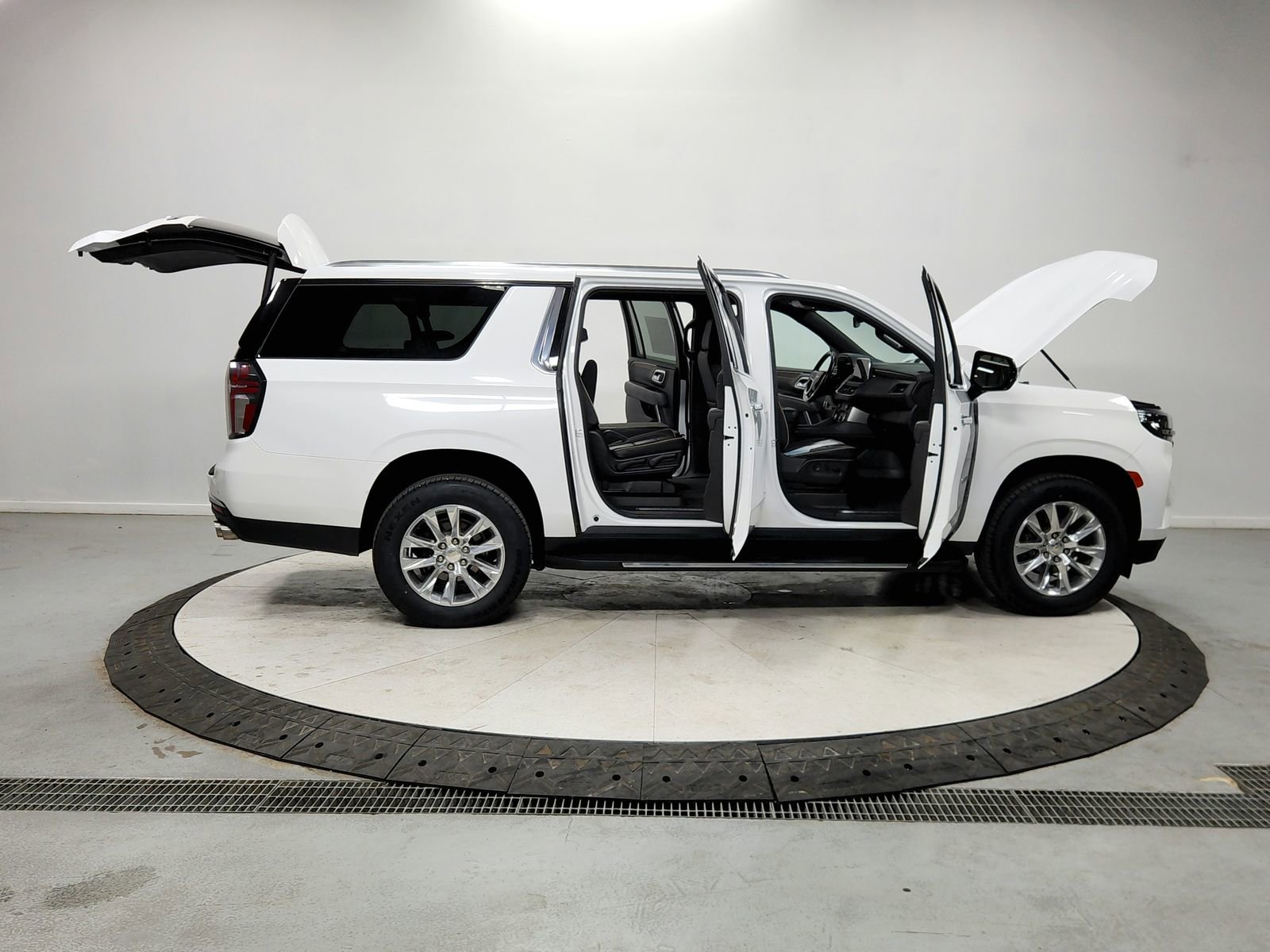 Used 2023 Chevrolet Suburban Premier image 16