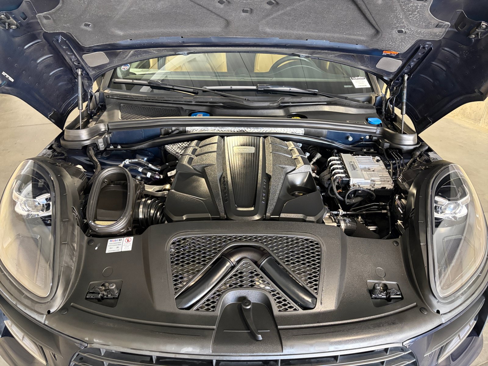 Certified 2020 Porsche Macan S AWD/4WD image 13