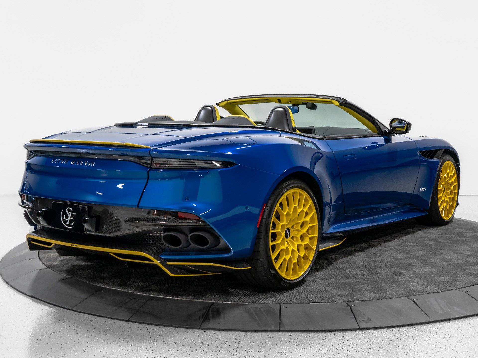 Used 2023 Aston Martin DBS Superleggera Volante RWD image 9