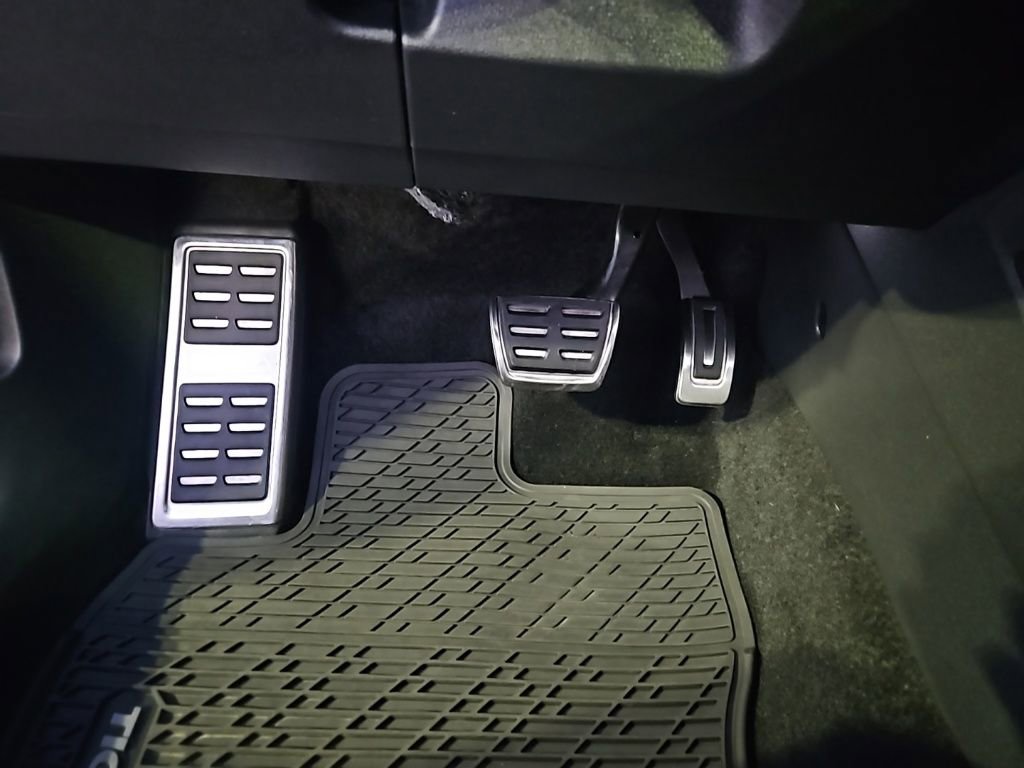 Used 2024 Volkswagen Tiguan SEL R-Line image 25