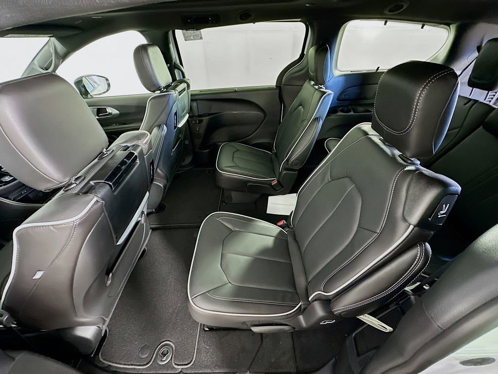 New 2026 Chrysler Pacifica Limited w/ Uconnect Theater Family Group image 31