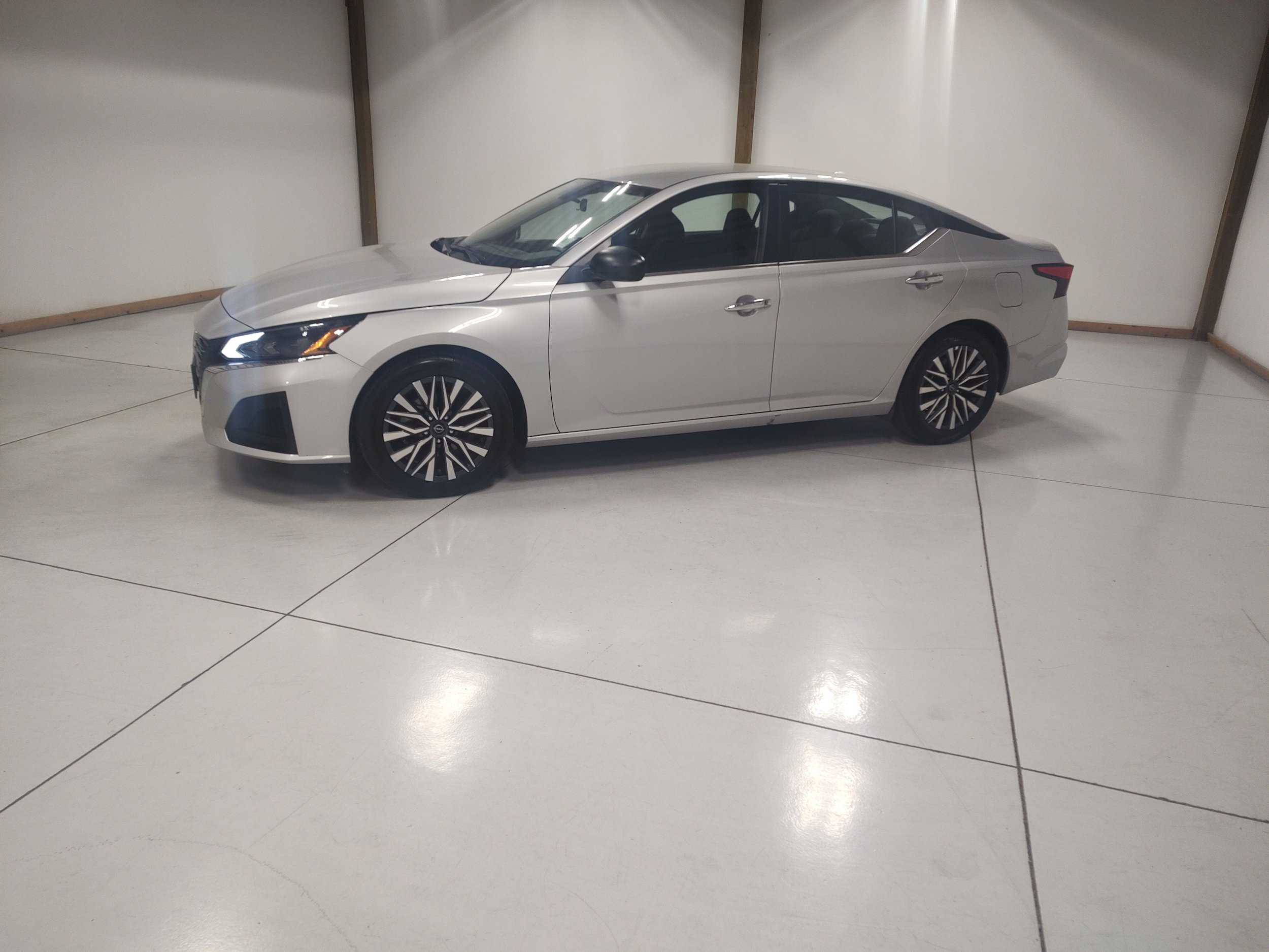 Used 2025 Nissan Altima 2.5 SV FWD image 4