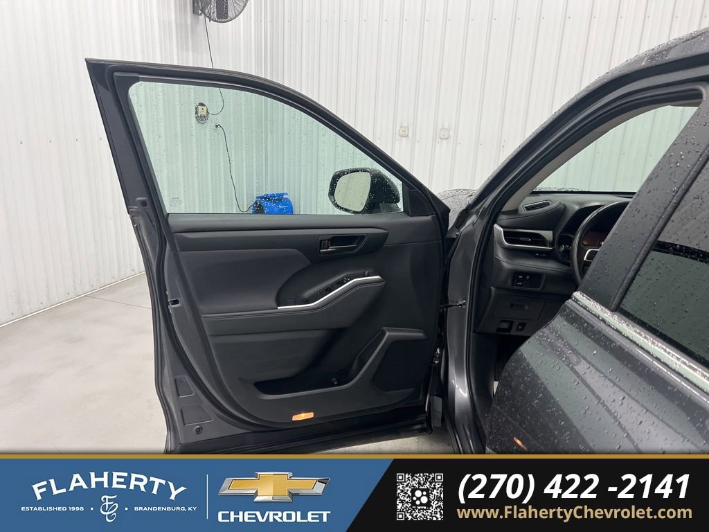 Used 2024 Toyota Highlander LE image 8