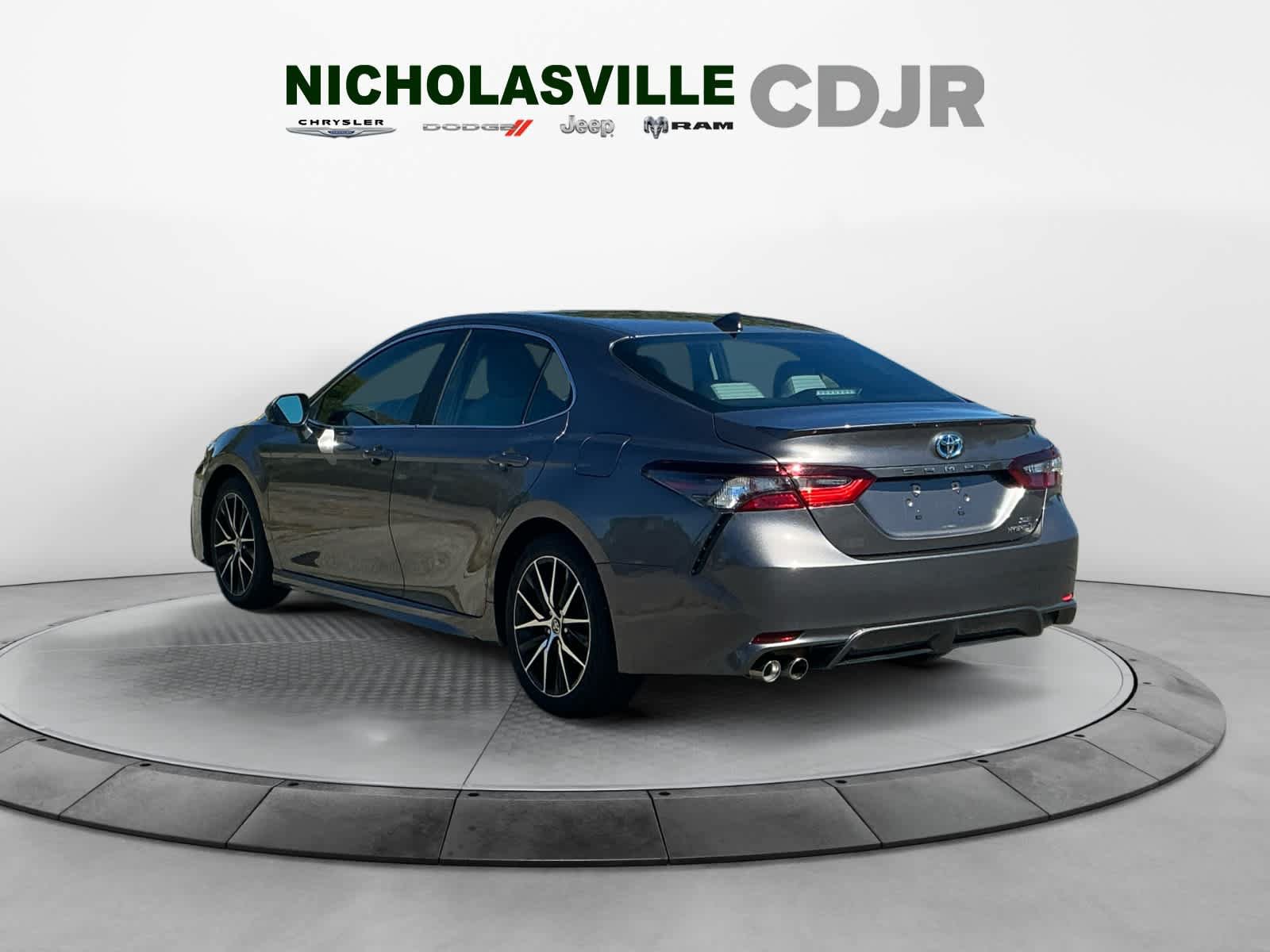 Used 2024 Toyota Camry SE FWD image 3
