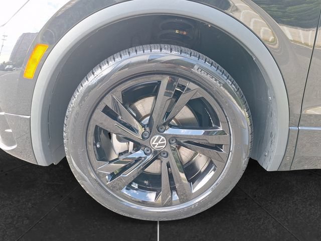 Certified 2023 Volkswagen Tiguan SE R-Line FWD image 9