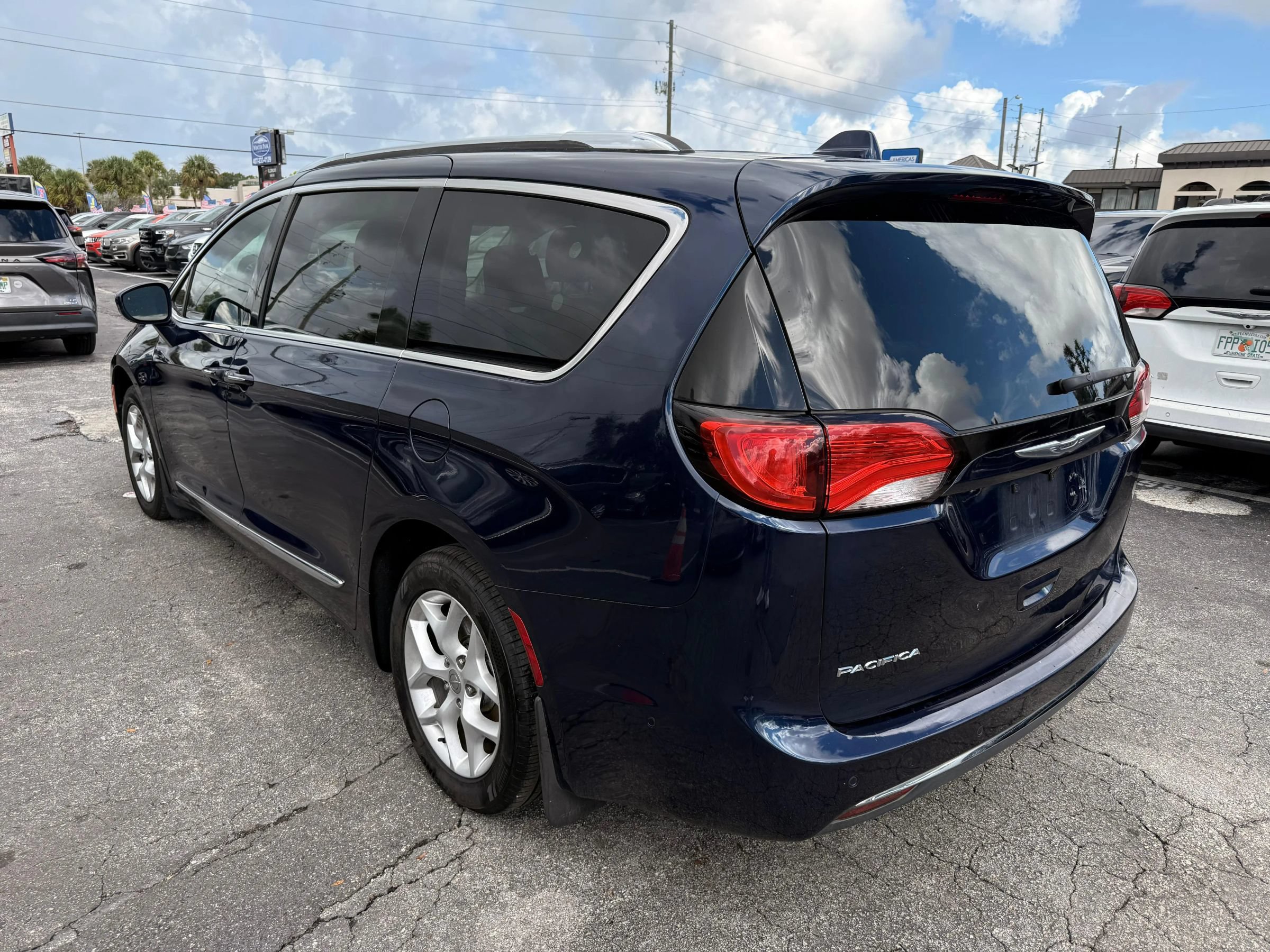 Used 2017 Chrysler Pacifica Touring-L Plus w/ Advanced Safetytec Group FWD image 4