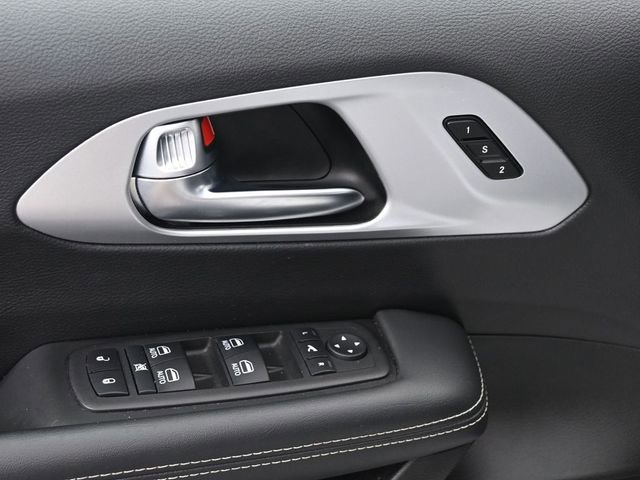 Used 2025 Chrysler Pacifica Limited image 10