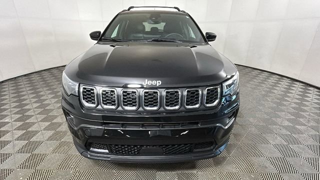 Used 2024 Jeep Compass Latitude w/ Sun and Sound Group AWD/4WD image 8