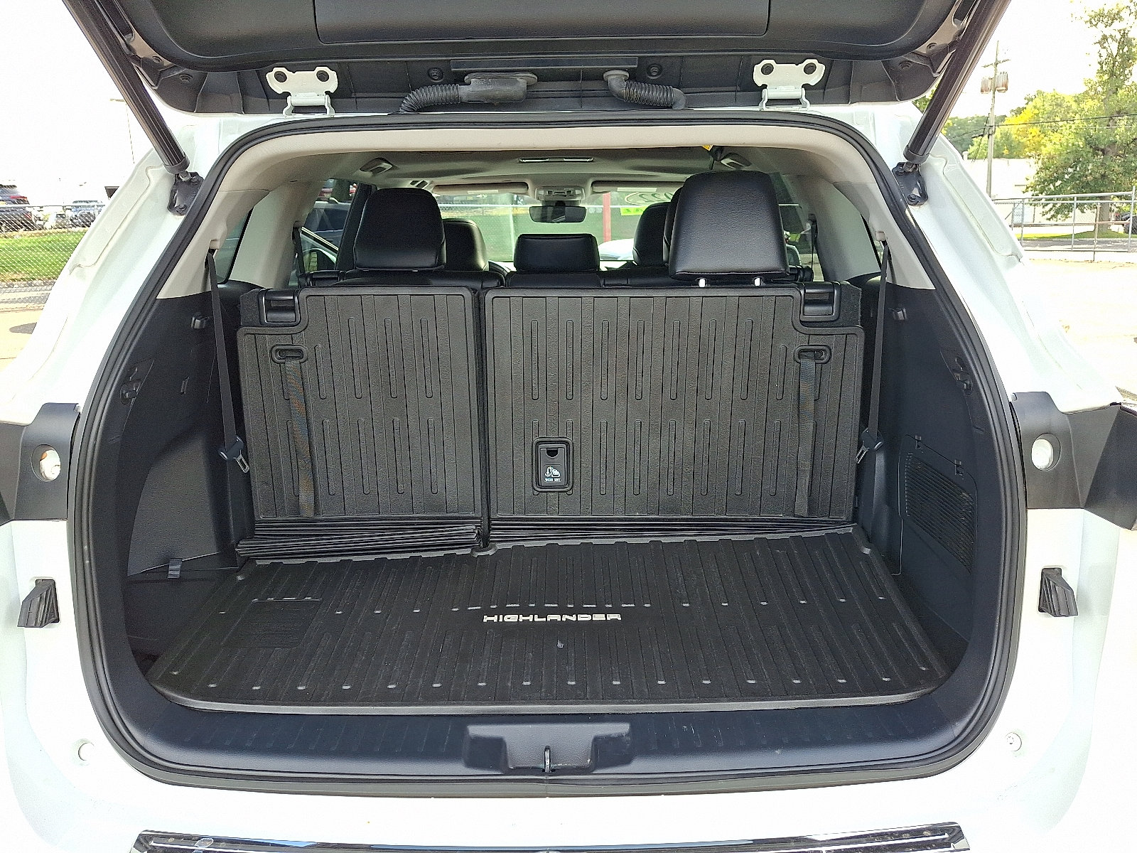 Used 2022 Toyota Highlander XLE AWD/4WD image 31