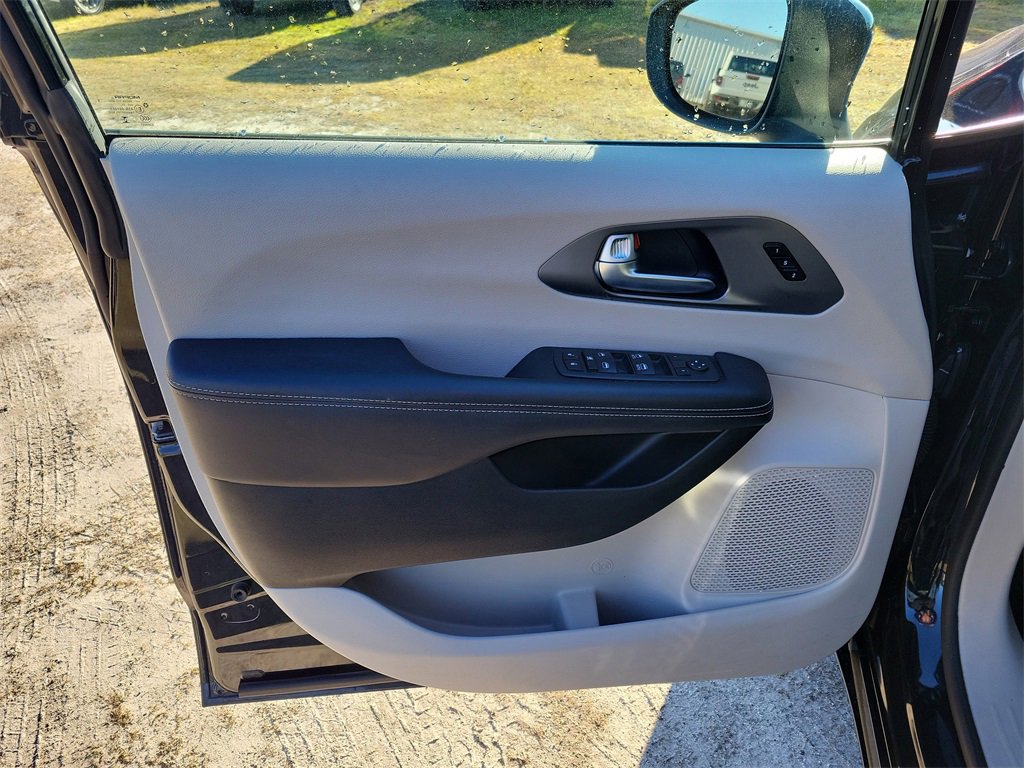 Used 2023 Chrysler Pacifica Touring-L image 11