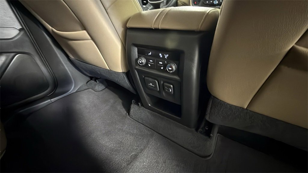 Used 2023 Chevrolet Traverse Premier image 31