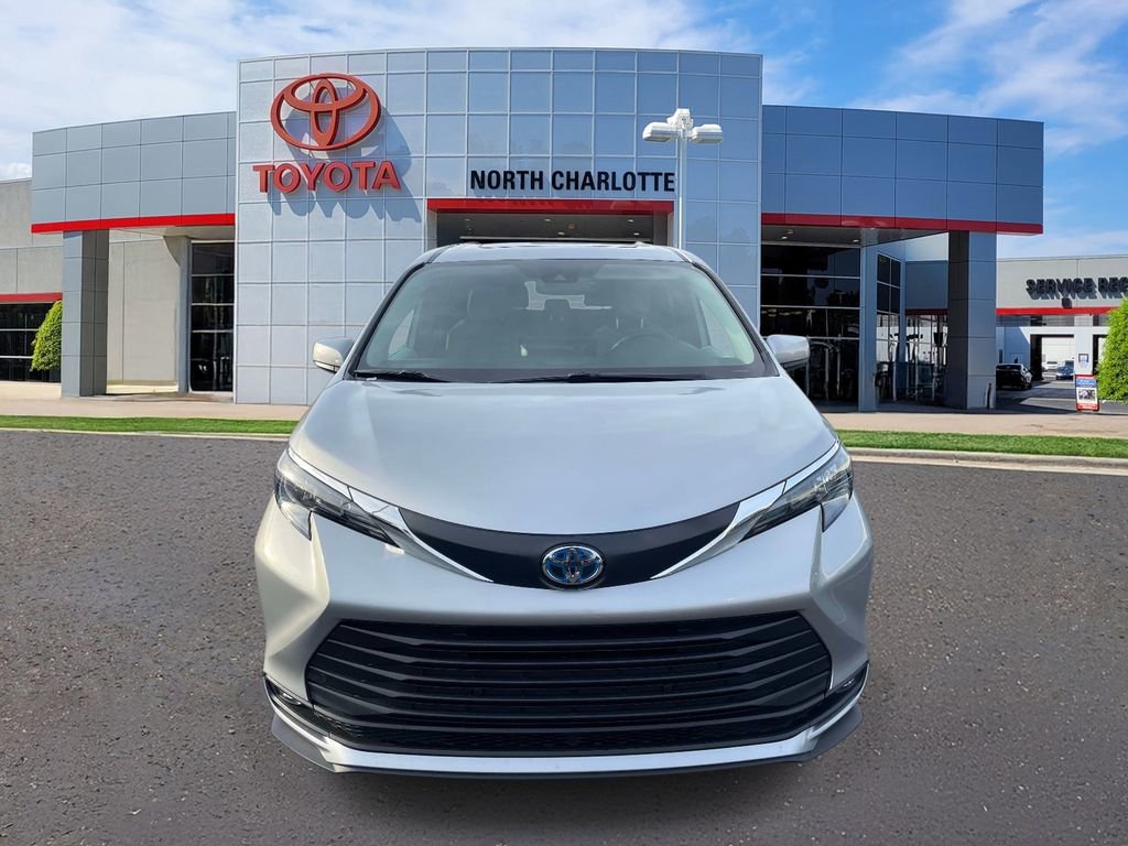Used 2025 Toyota Sienna XLE image 4