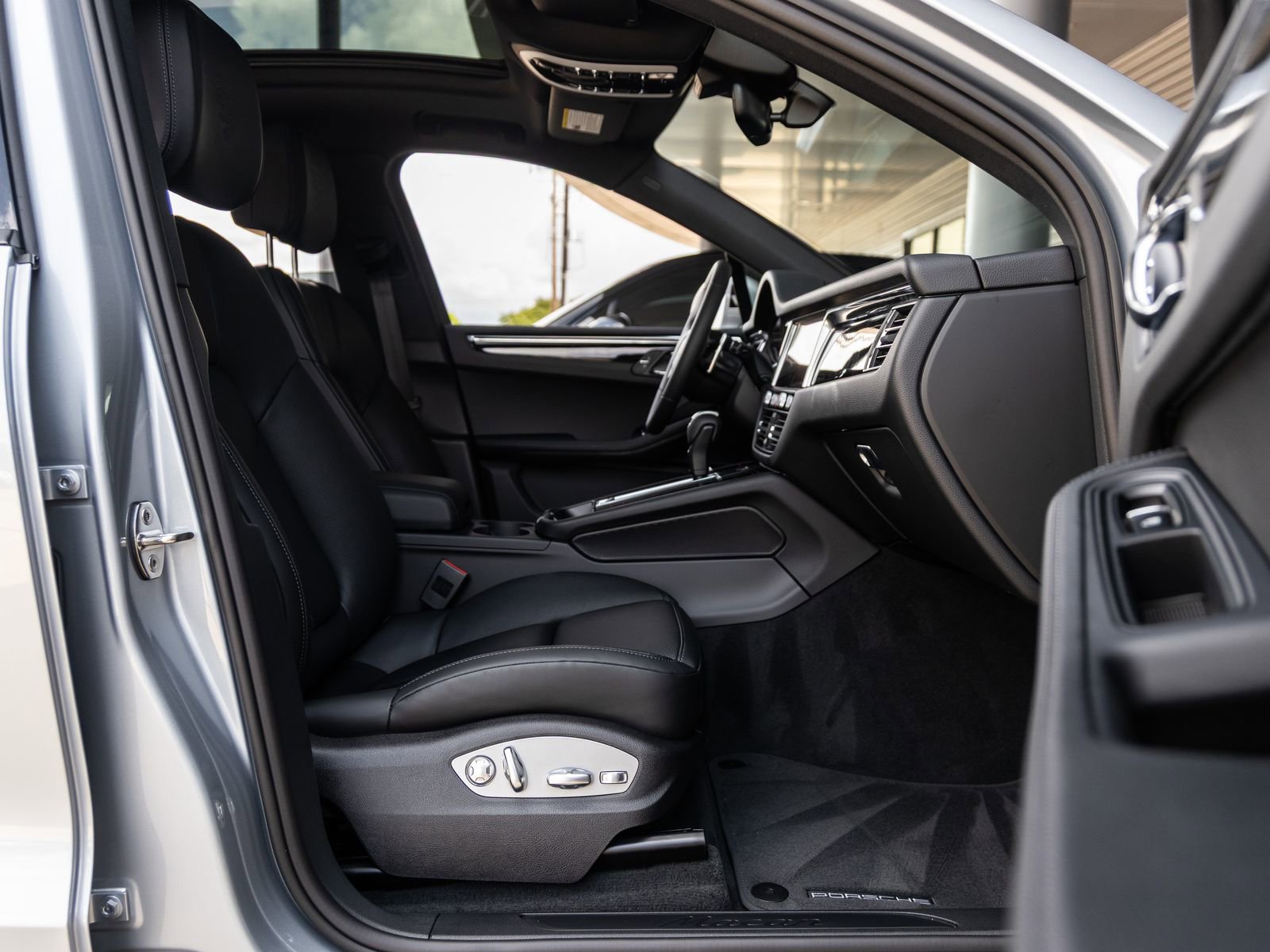 Certified 2026 Porsche Macan AWD/4WD image 45