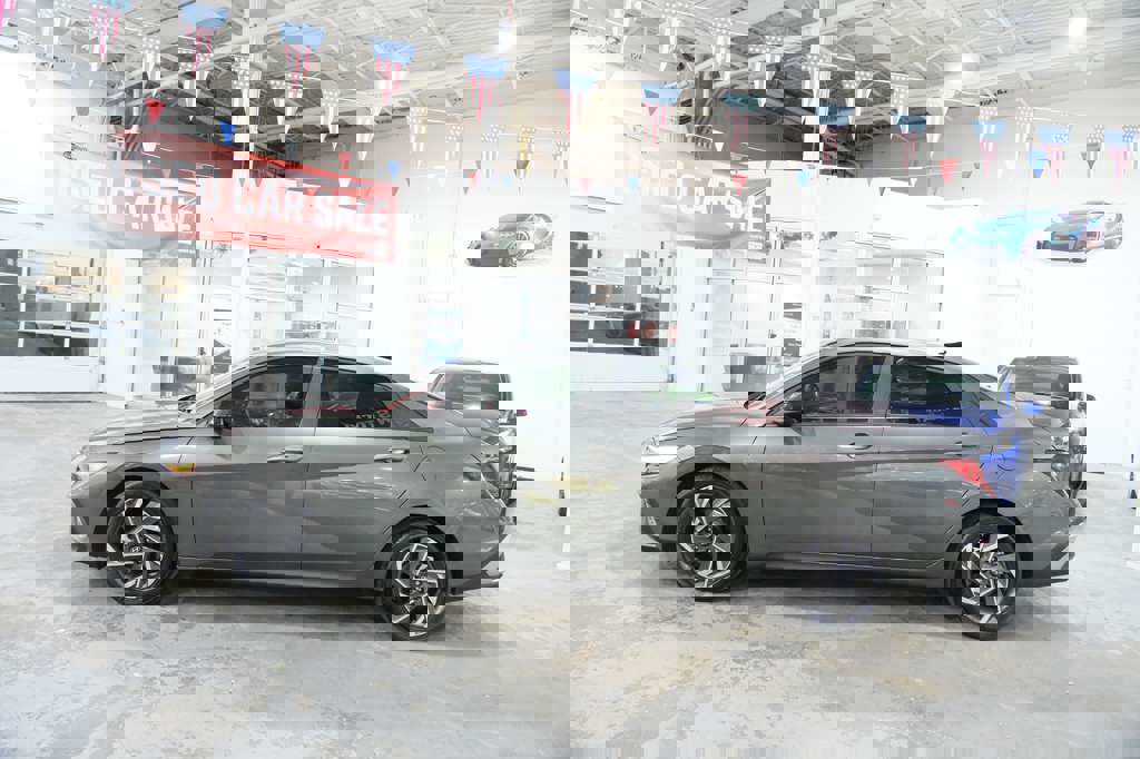 Used 2025 Hyundai Elantra Sport image 6