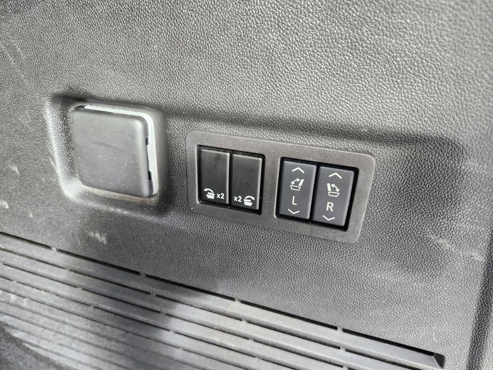 Used 2024 GMC Yukon XL Denali Ultimate w/ LPO, Floor Liner Package image 34