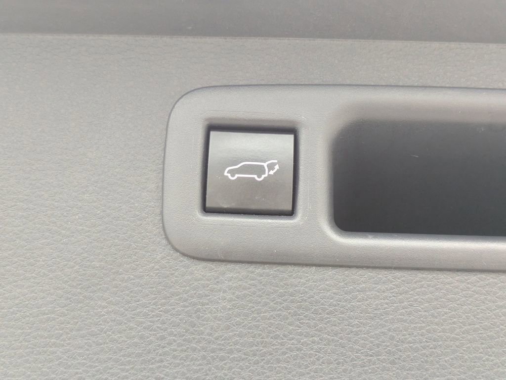 Used 2023 Toyota Highlander LE image 13