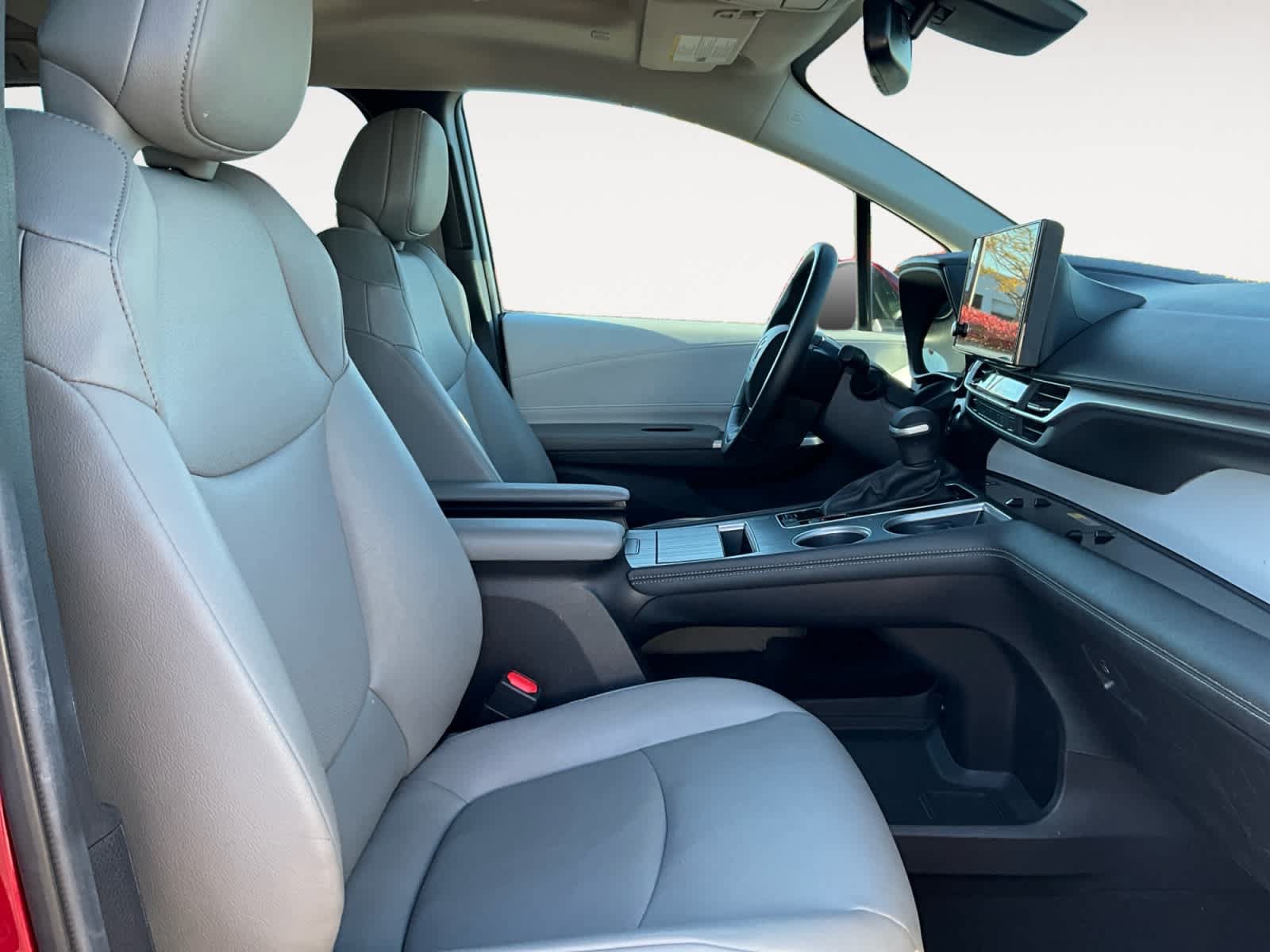 Used 2025 Toyota Sienna XLE FWD image 15