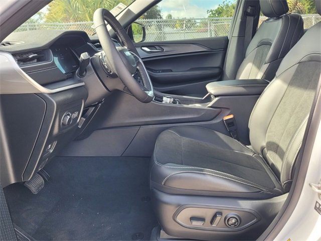 Used 2025 Jeep Grand Cherokee Altitude image 10