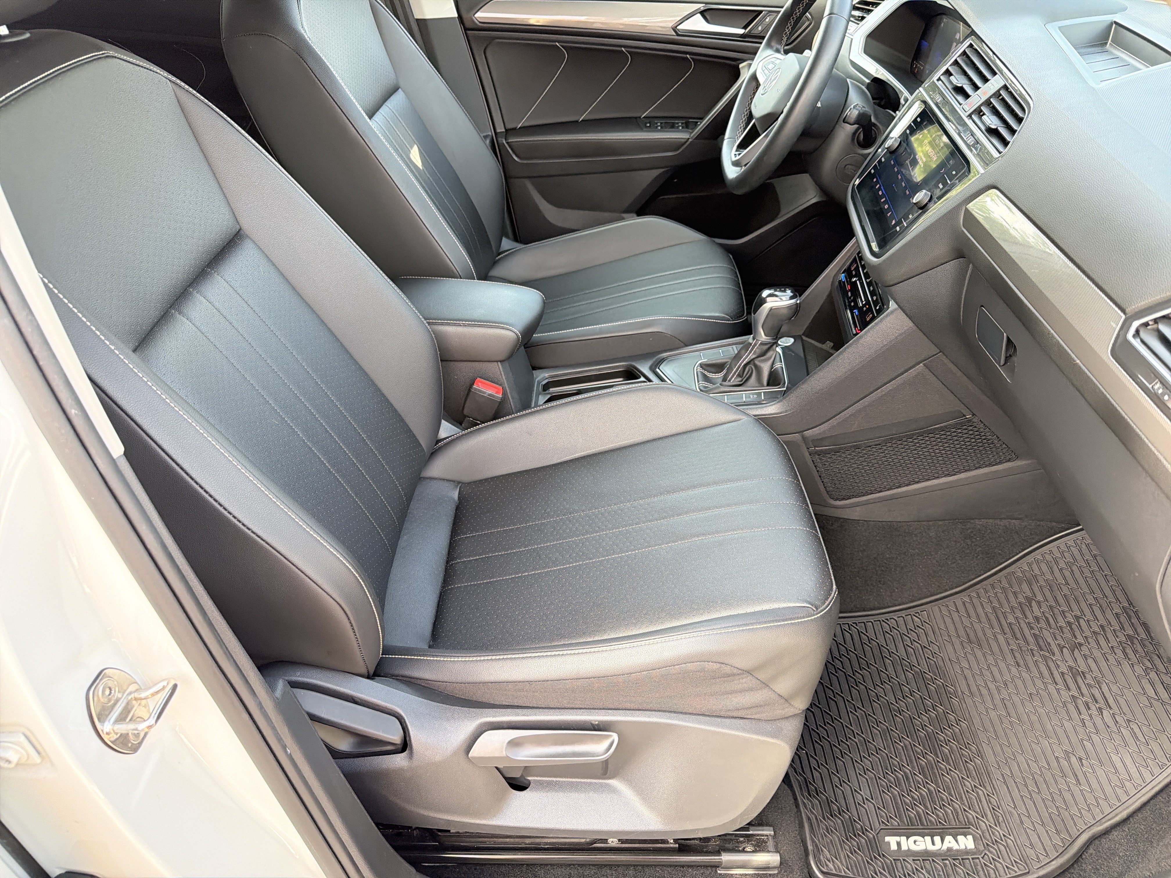 Used 2022 Volkswagen Tiguan SE FWD image 11