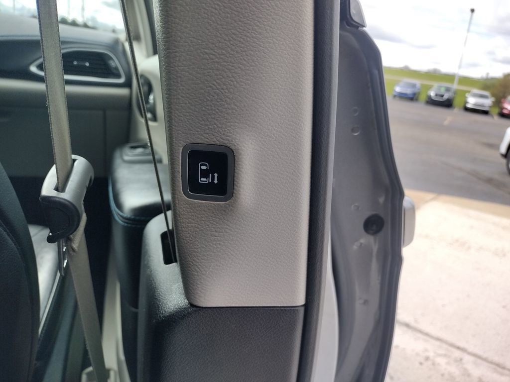 Used 2021 Chrysler Pacifica Touring-L FWD image 29