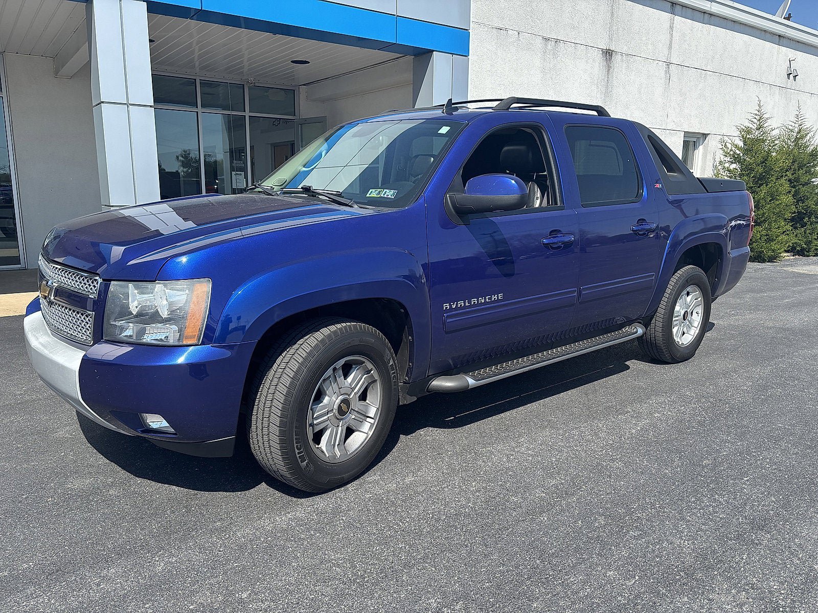 Used 2010 Chevrolet Avalanche LT AWD/4WD image 2