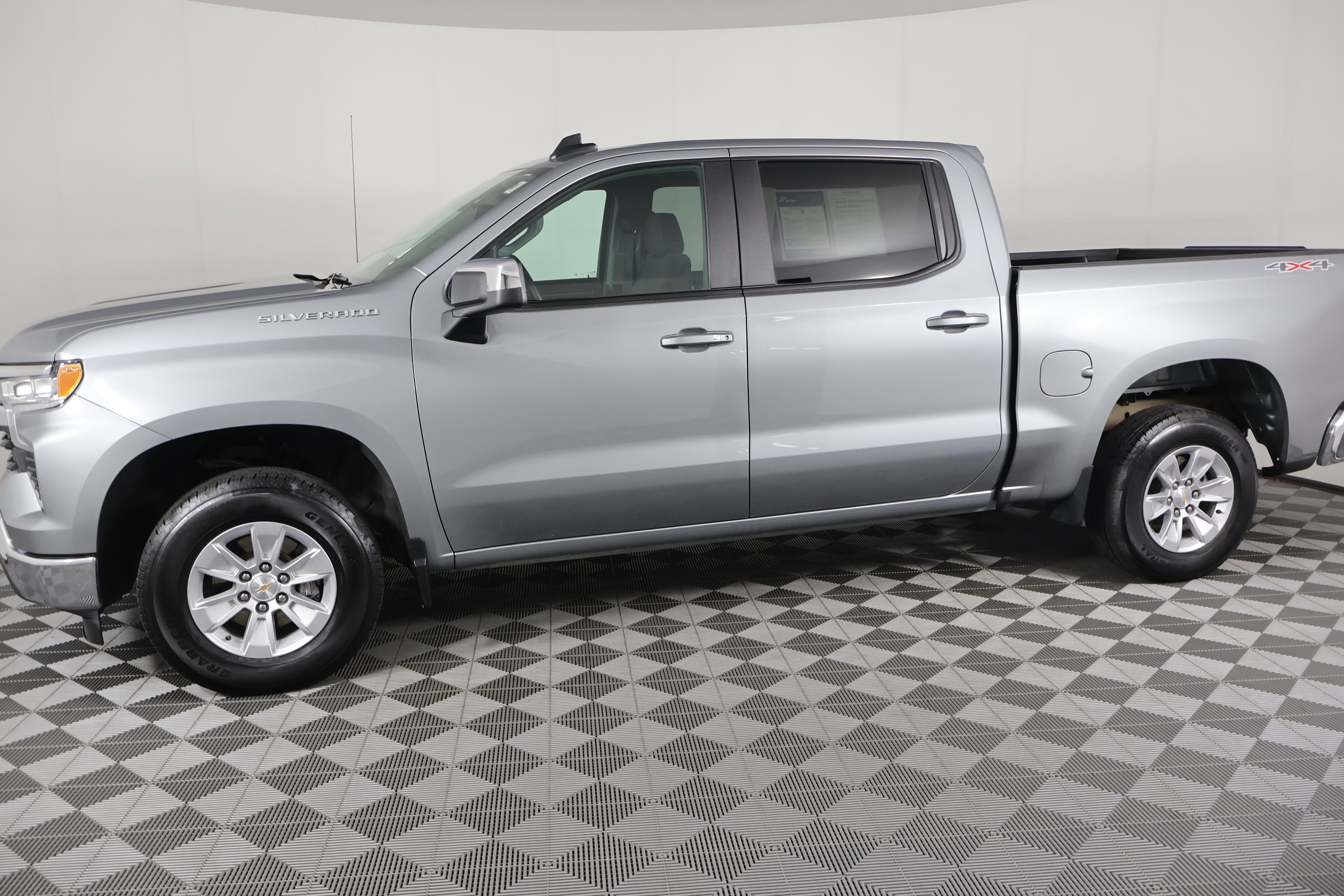 Used 2025 Chevrolet Silverado 1500 LT image 9
