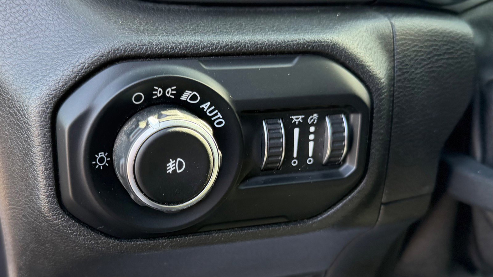 Used 2018 Jeep Wrangler Unlimited Sahara image 24