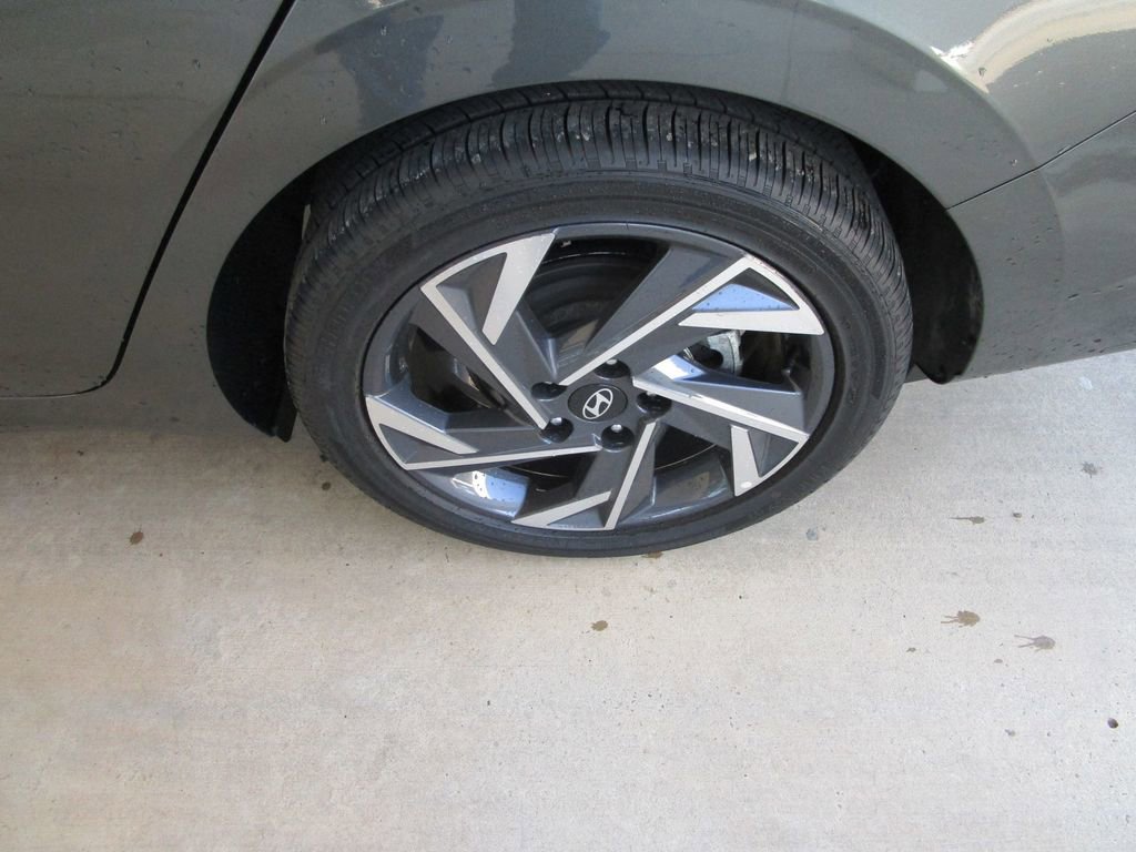 Used 2025 Hyundai Elantra Limited image 9