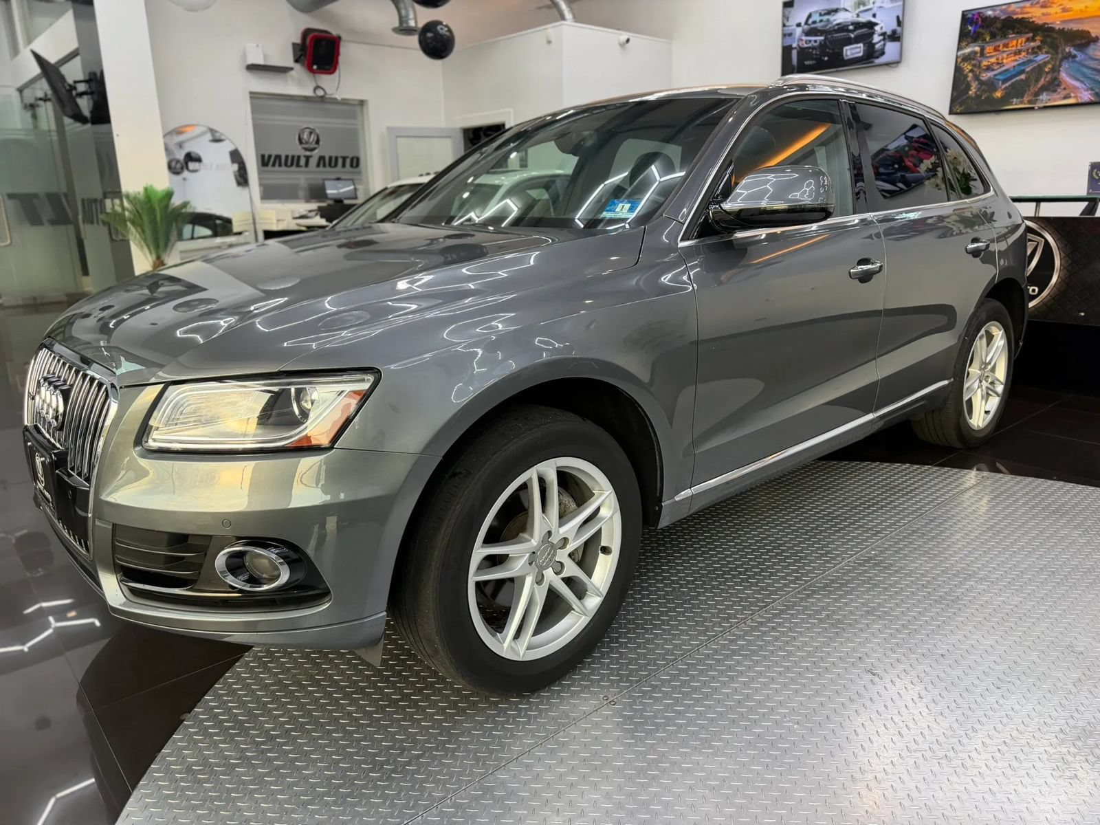 Used 2016 Audi Q5 2.0T Premium Plus w/ Technology Package AWD/4WD image 2