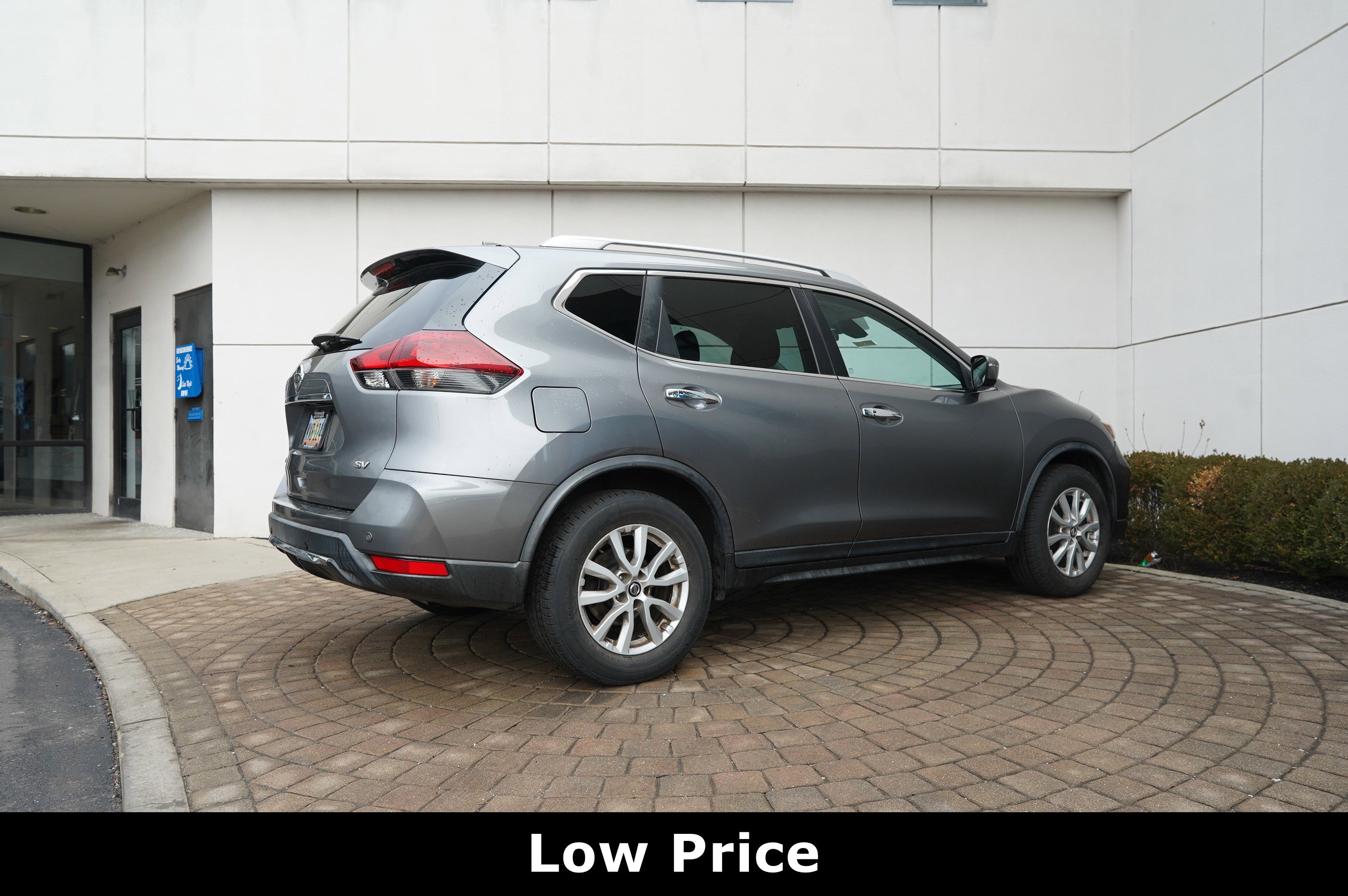 Used 2019 Nissan Rogue SV image 3