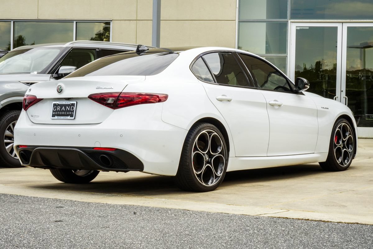 Used 2022 Alfa Romeo Giulia Veloce RWD image 13