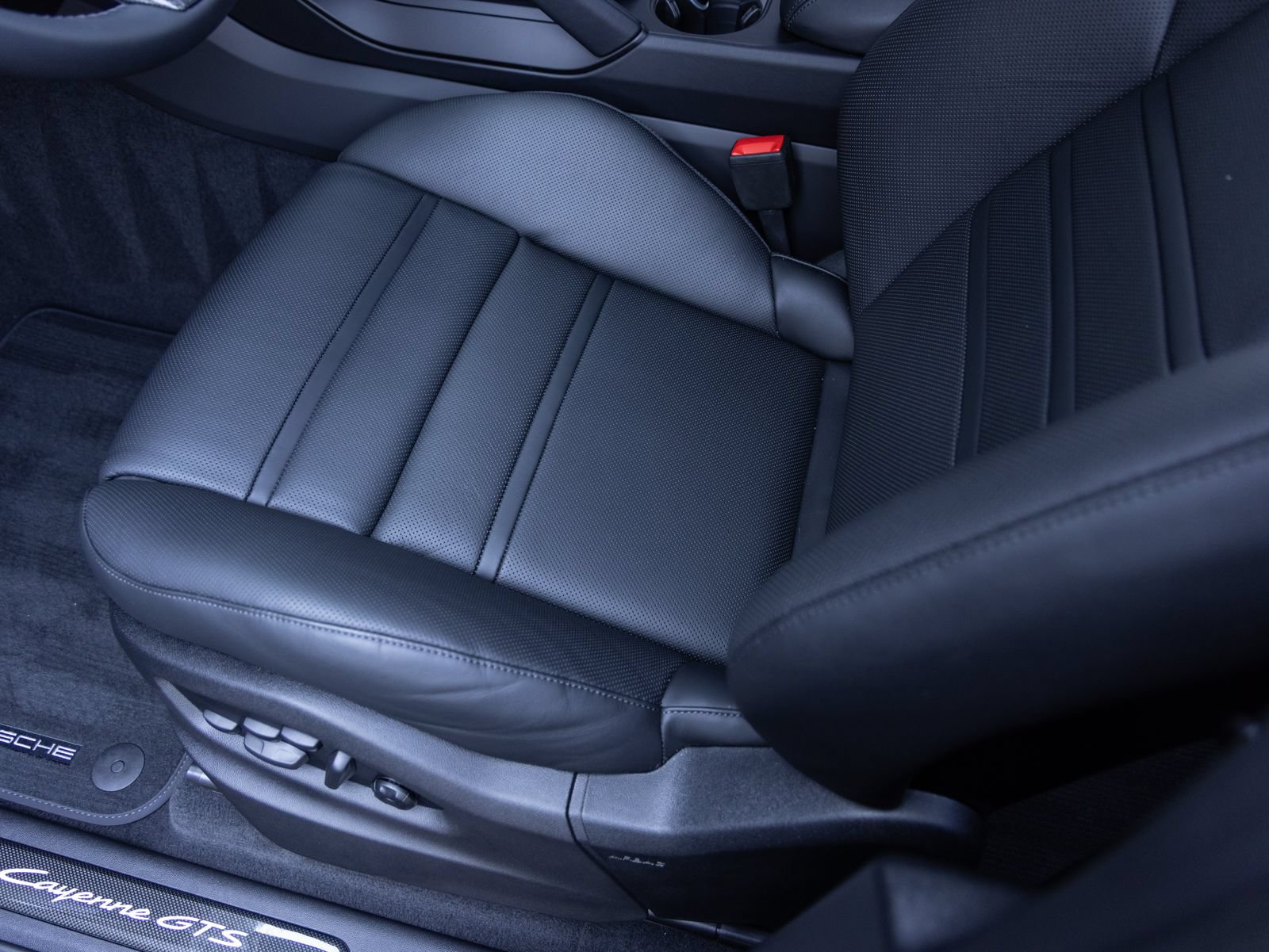 New 2026 Porsche Cayenne GTS AWD/4WD image 22