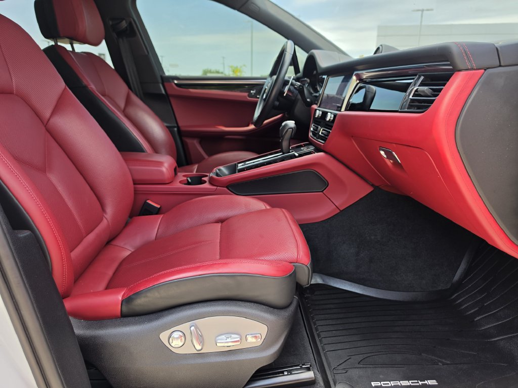 Certified 2024 Porsche Macan Turbo AWD/4WD image 30