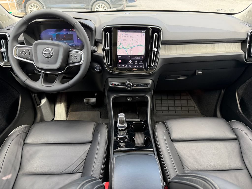 Certified 2023 Volvo XC40 B5 Plus w/ Driver Assist Package AWD/4WD image 2