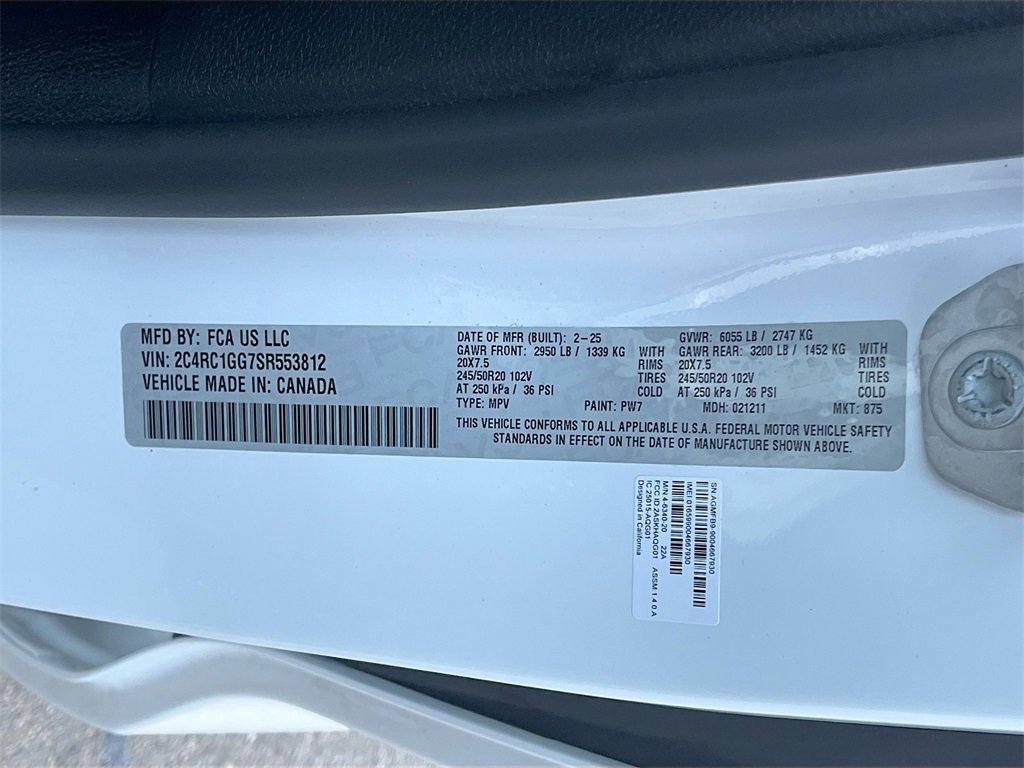 Used 2025 Chrysler Pacifica Limited image 35