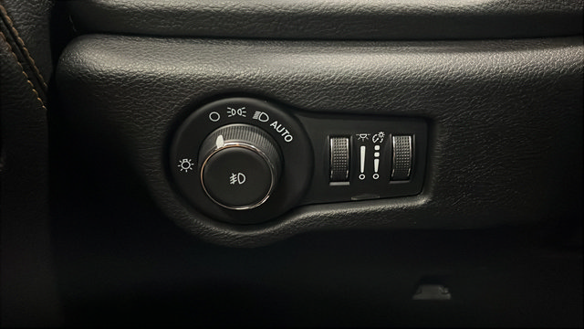 Used 2023 Chrysler Pacifica Pinnacle FWD image 33
