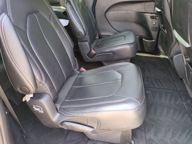 Used 2021 Chrysler Pacifica Touring-L w/ Uconnect Theater Family Group FWD image 17