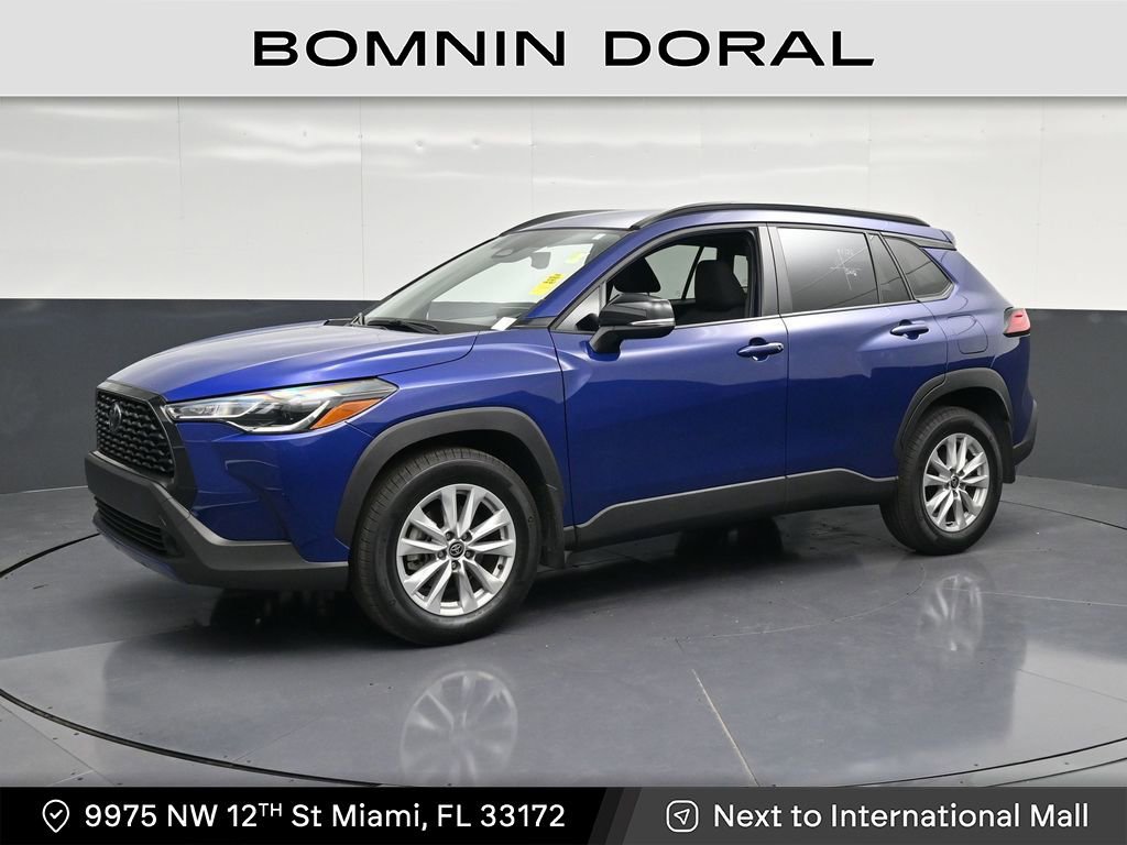 Used 2025 Toyota Corolla Cross LE image 1