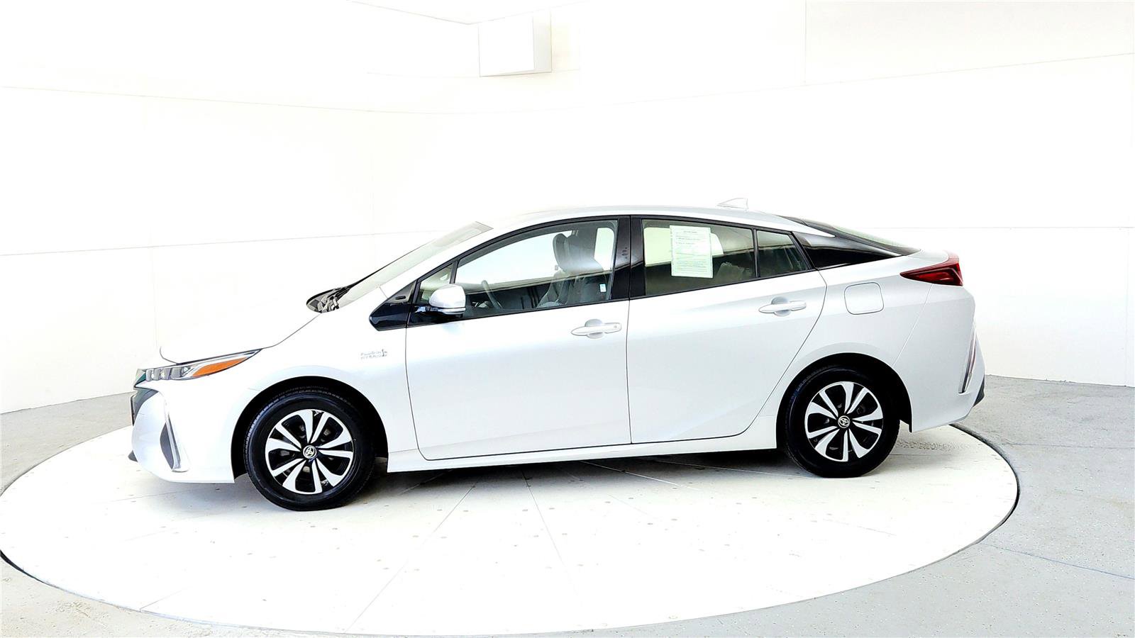 Used 2018 Toyota Prius Prime Premium image 3