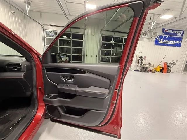 Used 2025 Honda Pilot TrailSport image 25