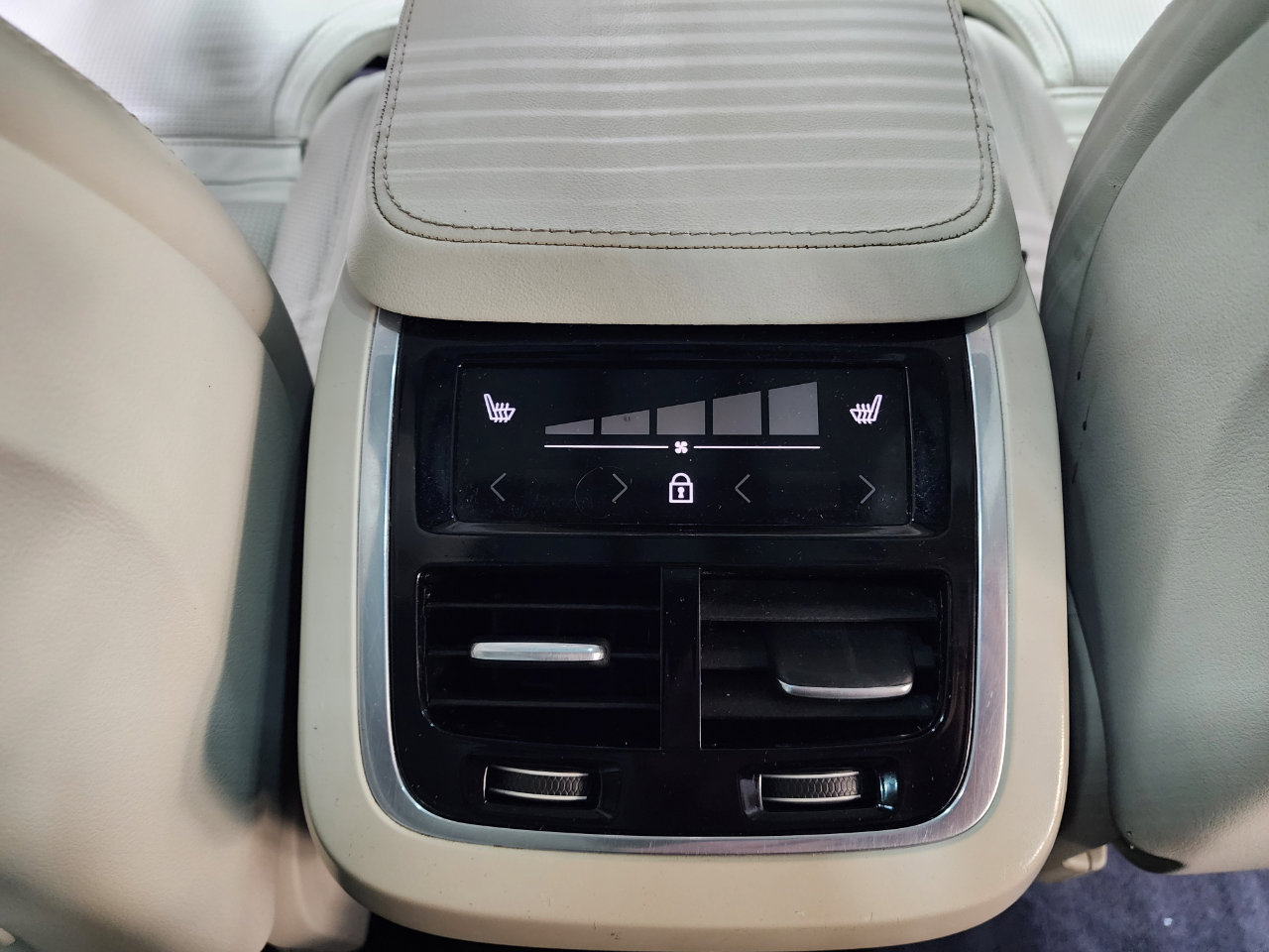 Used 2023 Volvo XC90 B6 Ultimate w/ Protection Package Premier image 27