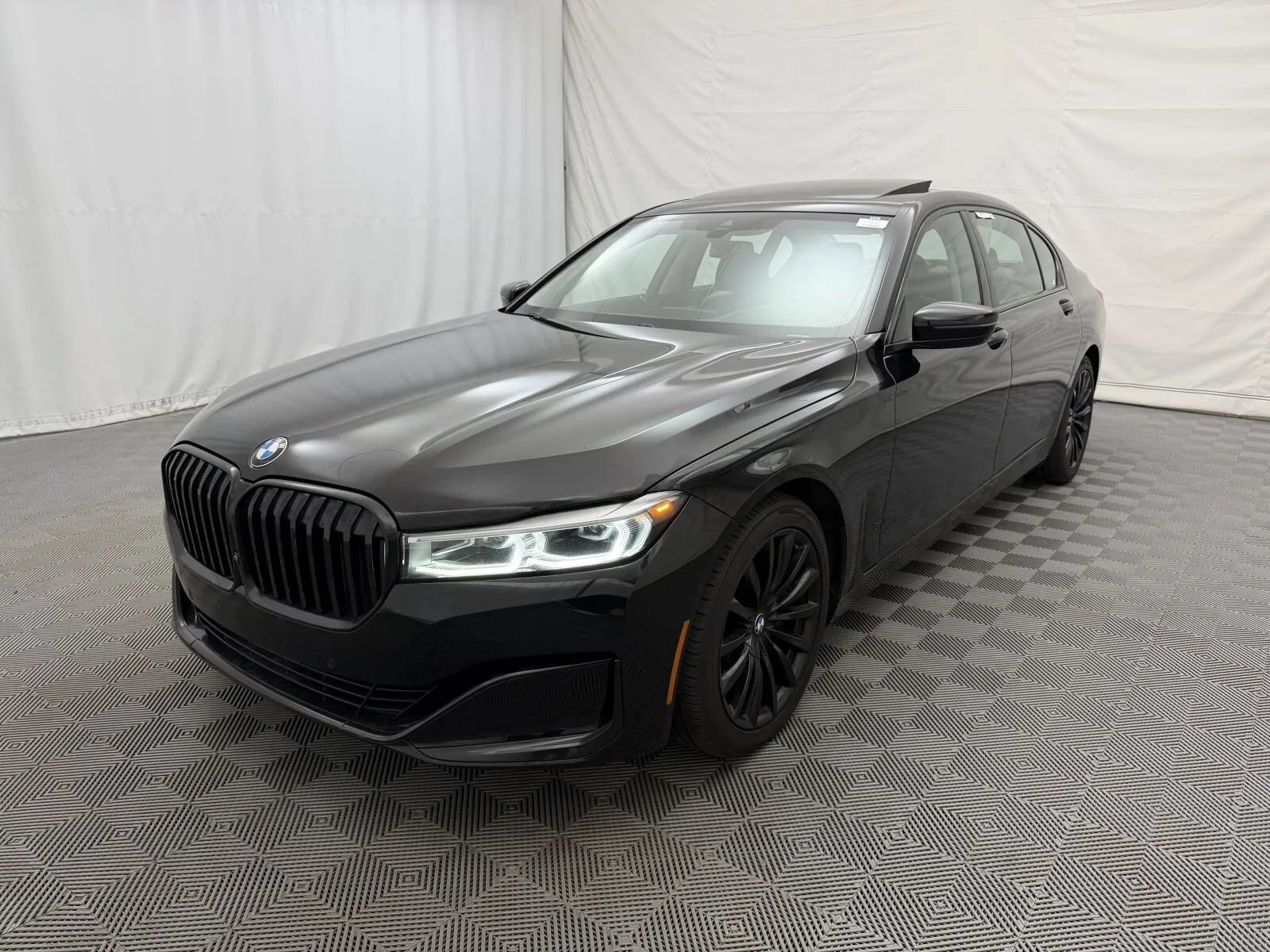 Used 2022 BMW 740i xDrive w/ Premium Package AWD/4WD image 2