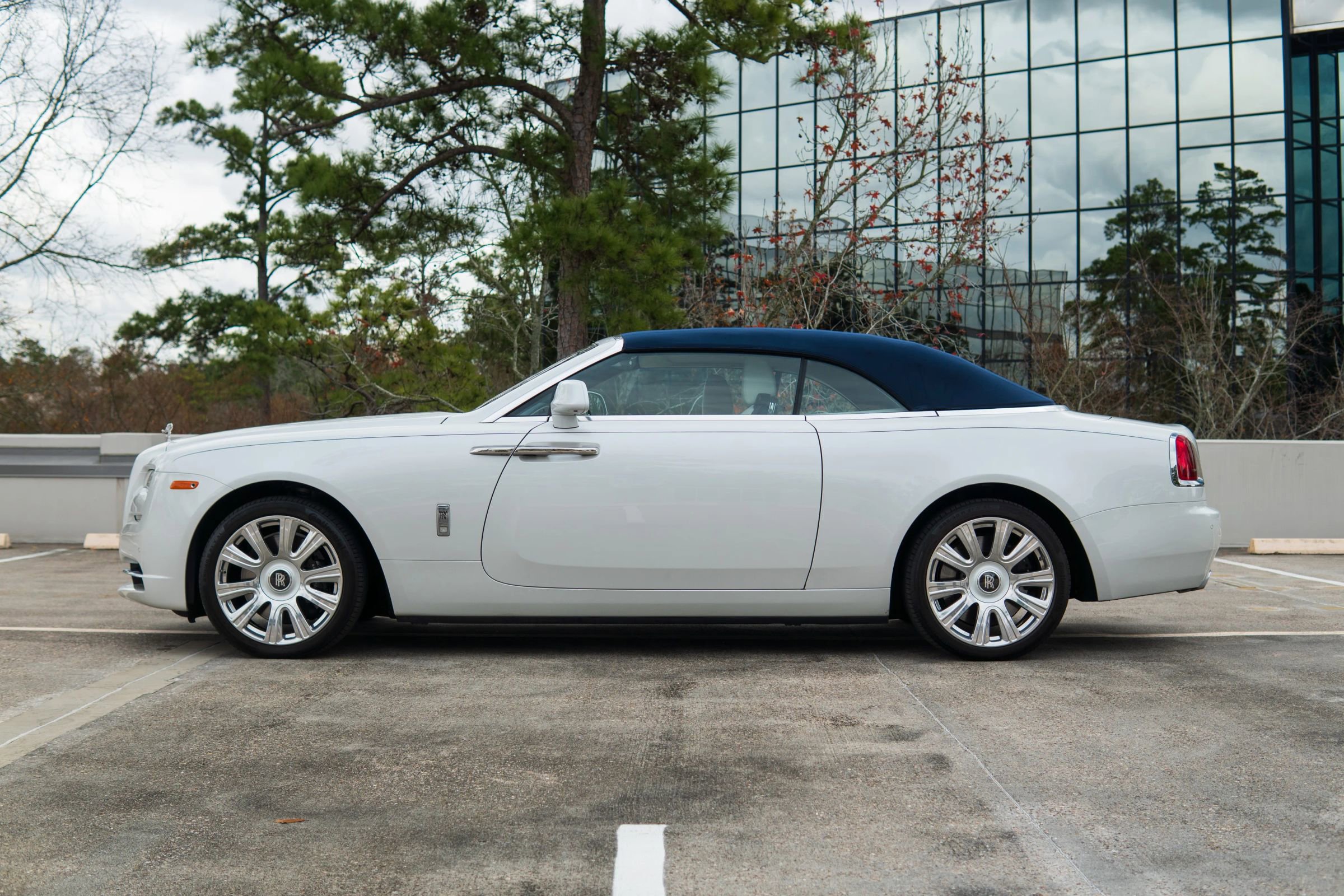 Used 2017 Rolls-Royce Dawn RWD image 6