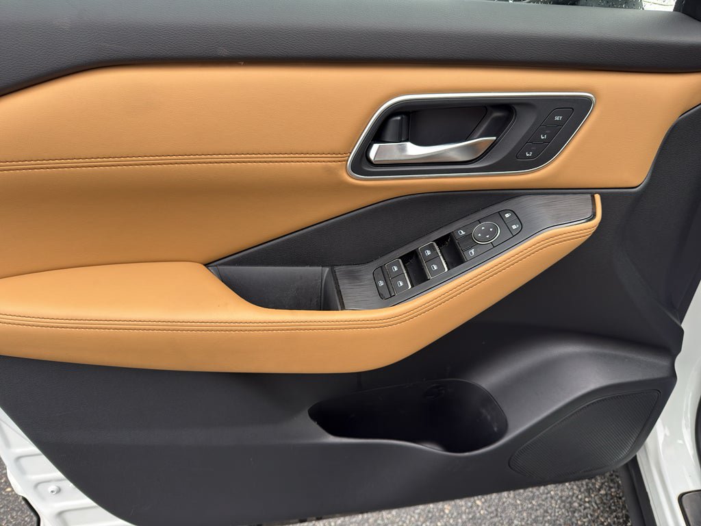 Used 2023 Nissan Rogue Platinum FWD image 9