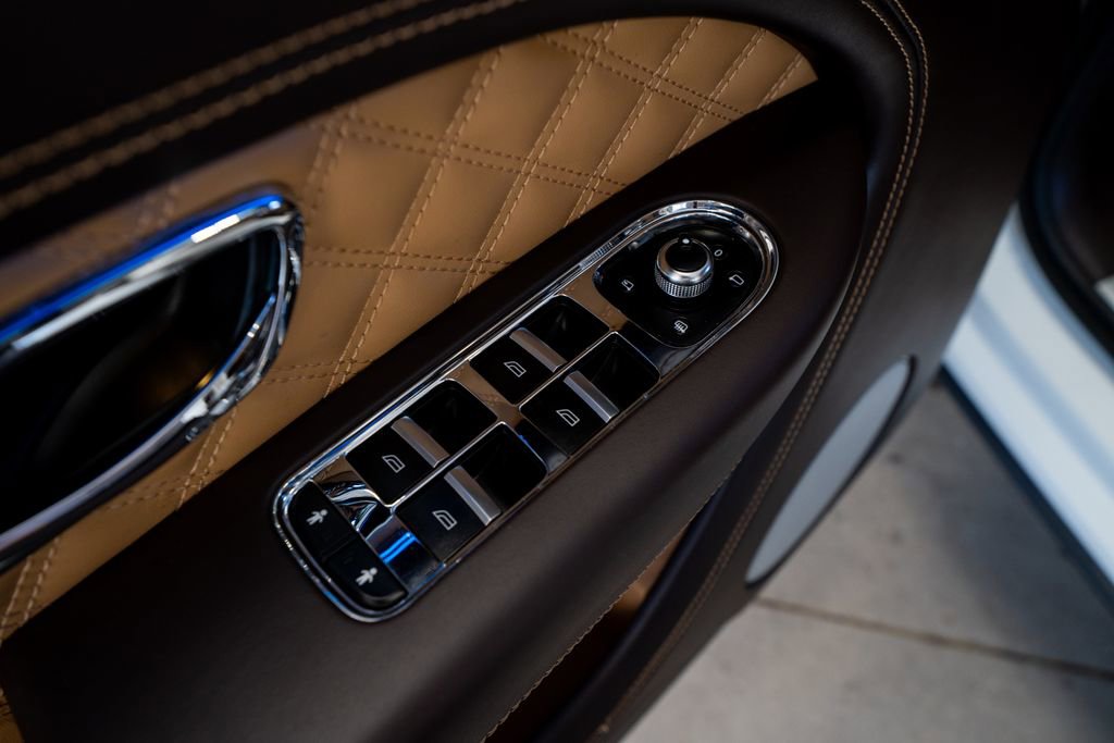 Used 2021 Bentley Bentayga image 32